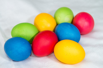 Viele Ostereier in rot,  gelb, grün und blau 045113