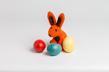 Oranger Stoffhase mit bunten Ostereiern 138715