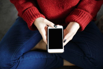 スマホを操作する女性