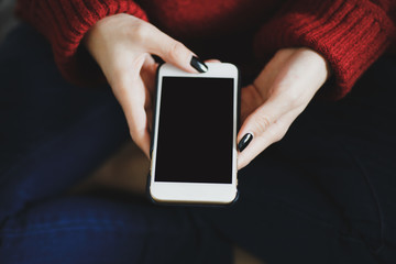 スマホを操作する女性