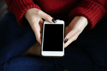 スマホを操作する女性