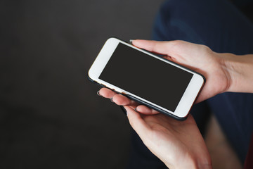 スマホを操作する女性