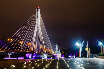 Pomnik Warszawskiej Syrenki na tle mostu Świętokrzyskiego - obrazy, fototapety, plakaty