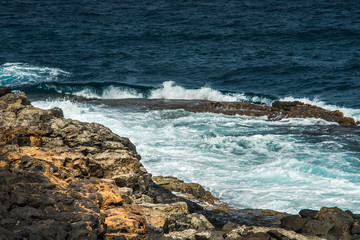 Fale rozbijają się o brzeg Fuertaventura