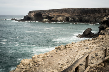 Skaliste wybrzeże Fuertaventury przy plaży Aiuy © af-mar