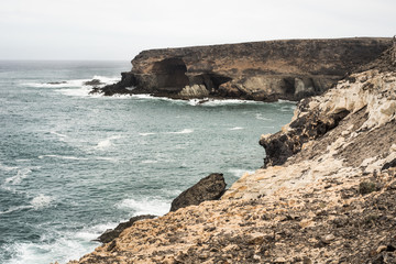 Skaliste wybrzeże Fuertaventury przy plaży Aiuy © af-mar