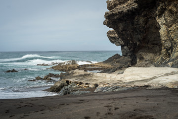 Skaliste brzegi plaży Aiuy na Fuertaventura