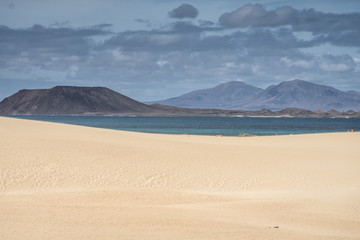 Piękna plaża Corralejo na hiszpańskiej wyspie Fuertaventura