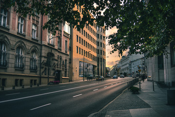 Warszawska ulica o zachodzie słońca