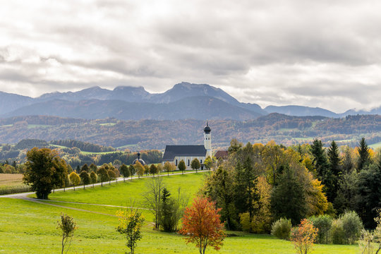 Die Wallfahrtskirche Wilparting steht in der Landschaft der Chiemgauer Alpen in Bayern in Deutschland.