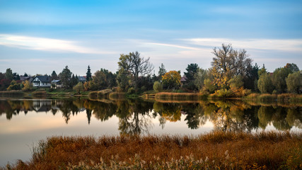 Fototapeta premium Złota jesień nad jeziorem w Polsce