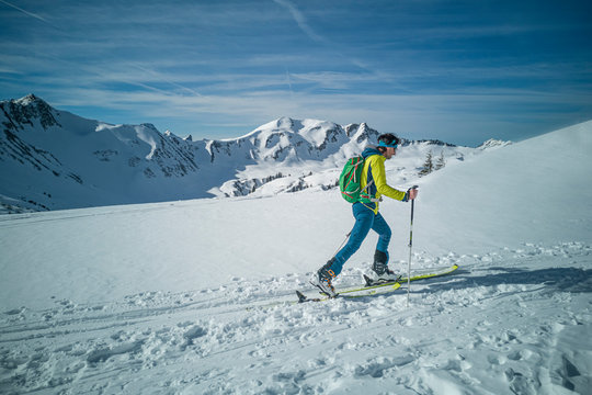 Austria, Allgäu, Kleinwalsertal, ski tourer at the Schwarzwassertal