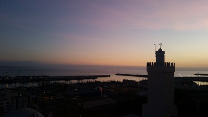 Vue imprenable sur le coucher de soleil sur le port de p&ecirc;che d'Agadir au Maroc