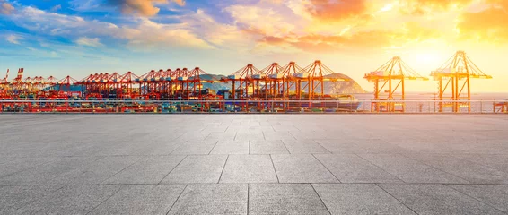 Keuken spatwand met foto Lege vloer en industriële containervrachthaven bij prachtige zonsondergang in Shanghai. © ABCDstock