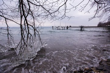 Lac L&eacute;man sous la glace avec la bise noir 