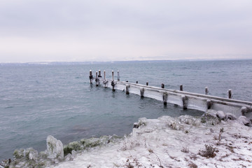 Lac Léman sous la glace avec la bise noir 