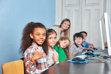 Kinder freuen sich im Informatik Unterricht