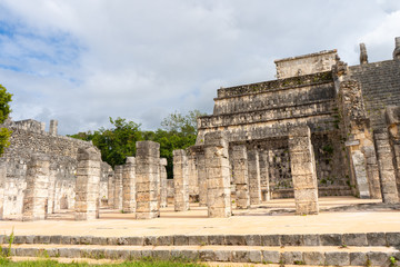 Fototapeta premium The Temple of the Warriors (Templo de los Guerreros) complex. Chichen Itza archaeological site. Architecture of ancient maya civilization. Travel photo or wallpaper. Yucatan. Mexico.