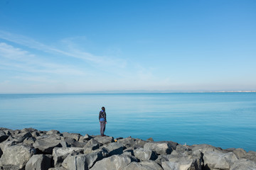 Fototapeta na wymiar woman in front of the sea