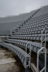 sedie in uno stadio