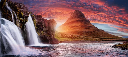 Crédence en verre imprimé Cascades Mont Kirkjufell avec ciel dramatique en Islande. Coucher de soleil d& 39 été sur la célèbre cascade Kirkjufellsfoss avec la montagne Kirkjufell en arrière-plan en Islande. Exposition longue. Paysages épiques pittoresques