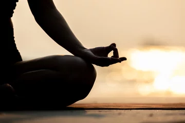 Keuken spatwand met foto Silhouet close-up hand van vrouw praktijk yoga meditatie lotus pose op het strand in thailand, zo comfortabel voelen en ontspannen in vakantie met gouden licht, gezond concept, warme toon © 220 Selfmade studio
