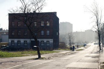 Bytom. Śląskie miasto. Ulica z familokiem. © ChemiQ