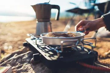 Foto auf Acrylglas Camping Moka-Topf-Kaffee-Camping-Morgen-Lebensstil, Person, die heißes Getränk im Naturcamping im Freien kocht, Kocher bereiten Frühstückspicknick vor, Tourismuserholung draußen