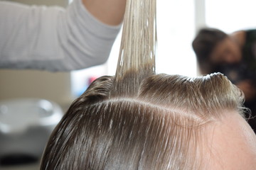 Naklejka premium the hairdresser cuts the client's hair