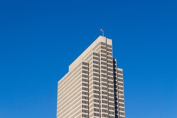 Fototapeta premium concrete building under blue sky