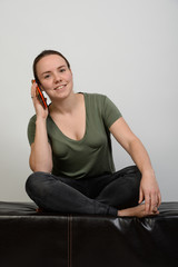 Frau emotional beim telefonieren