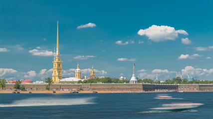 Obraz premium Peter and Paul Fortress across the Neva river timelapse, St. Petersburg, Russia