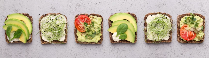 Selbstklebende Fototapeten Verschiedene Sandwiches für eine gesunde Ernährung © Prostock-studio