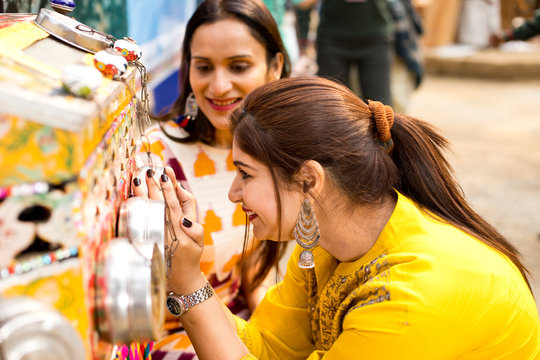 Women looking into bioscope at Surajkund Mela