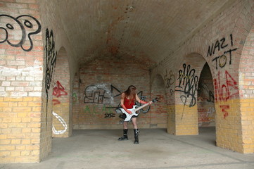 junge Rebellische Punkerin Gothic Gruftie spielt E-gitarre
