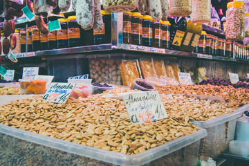 distintos puestos de frutos secos de un mercado