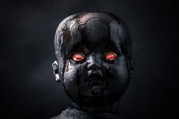 Creepy bloody doll in the dark - obrazy, fototapety, plakaty