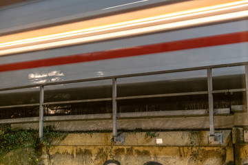 Vorbeifahrender Zug auf einer Br&uuml;cke