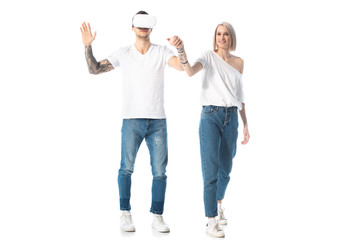 Obraz premium young tattooed man in vr headset near smiling girlfriend isolated on white