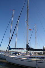 Obraz premium Yacht on the Tagus River with the Portuguese flag