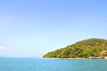 Fototapeta na wymiar Picturesque uninhabited island in the ocean