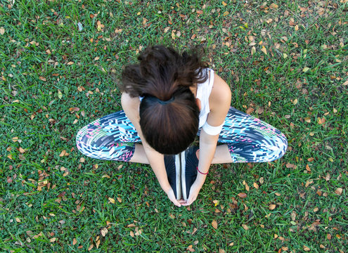 Mujer haciendo deporte y ejercicio en el aire libre, como trotando y estirando.