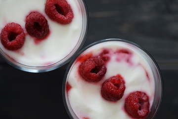 Himbeer-Joghurt Dessert im Glas