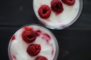 Himbeer-Joghurt Dessert im Glas