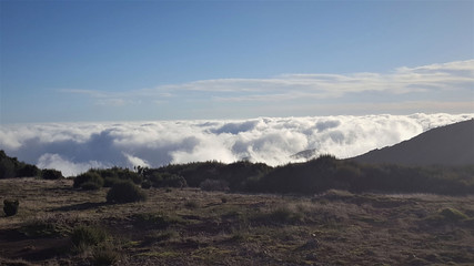 Fototapeta na wymiar Madère, mer de nuage sur le sud du plateau Paul da Serra