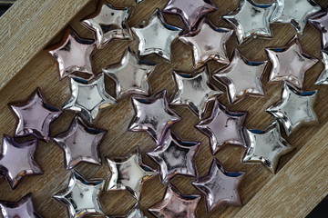 Weihnachtsdekoration_Sterne auf Holzuntergrund