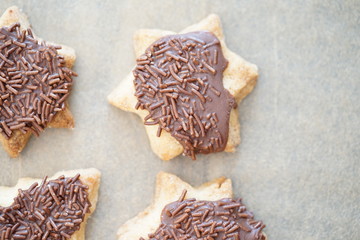 Weihnachtsplätzchen auf Backpapier