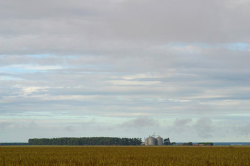 Fototapeta premium vistas panorâmica de uma fazenda e seus cilos