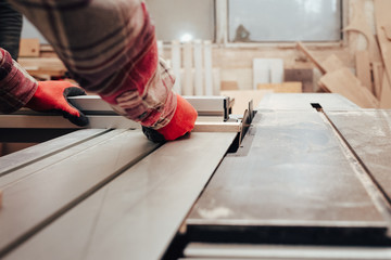 Carpenter cuts plywood on a circular saw