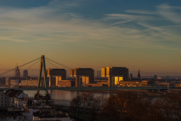 Kranbauten in Köln vom Dach aus bei Sonnenaufgang
